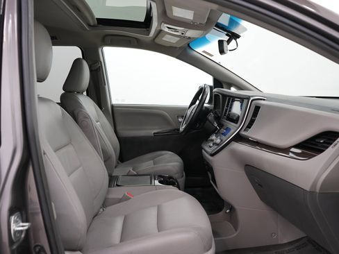 Used 2017 Toyota Sienna XLE w/ XLE Navigation Package FWD image 13