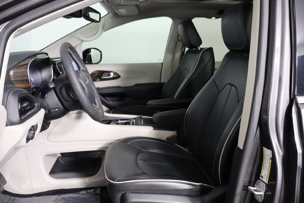 Used 2023 Chrysler Pacifica Limited FWD image 14