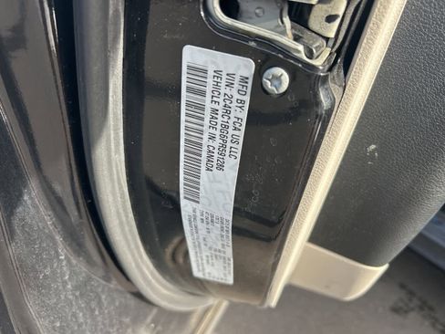 Used 2023 Chrysler Pacifica Touring-L image 33