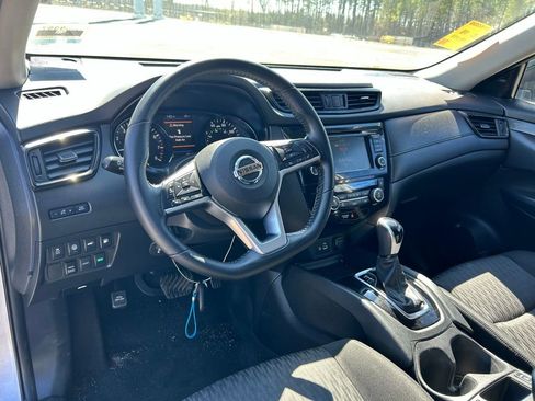 Used 2020 Nissan Rogue SV image 9