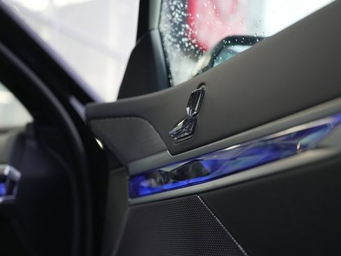 Used 2024 BMW 740i image 21