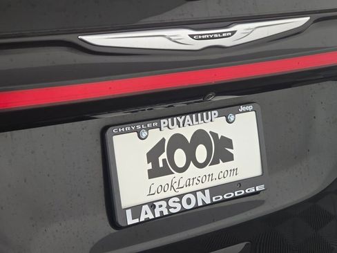 Used 2024 Chrysler Pacifica Touring-L image 15