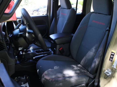 Used 2025 Jeep Wrangler Unlimited Rubicon AWD/4WD image 15