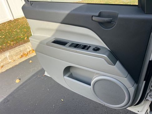 Used 2007 Jeep Compass Limited w/ Driver Convenience Group image 32