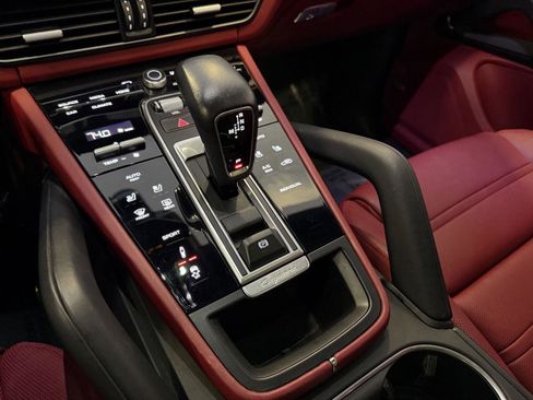 Used 2022 Porsche Cayenne S image 19