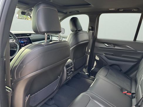 New 2025 Jeep Grand Cherokee Altitude image 17