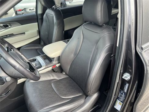 Certified 2024 Kia Carnival LX image 11