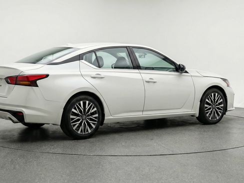 Used 2025 Nissan Altima 2.5 SV image 9