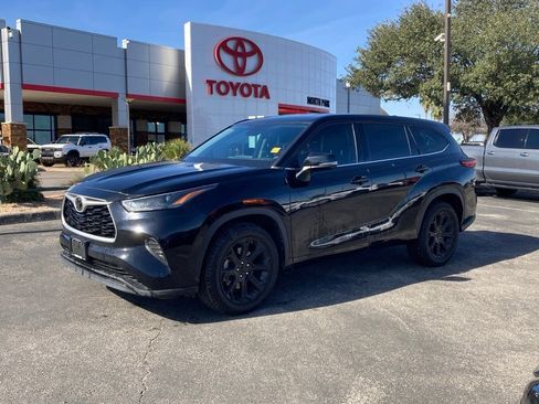 Certified 2022 Toyota Highlander L image 1