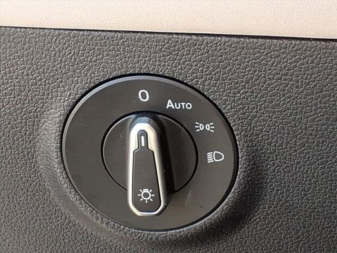 Used 2025 Volkswagen Taos SE AWD/4WD image 19