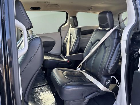 Used 2022 Chrysler Pacifica Touring-L image 18