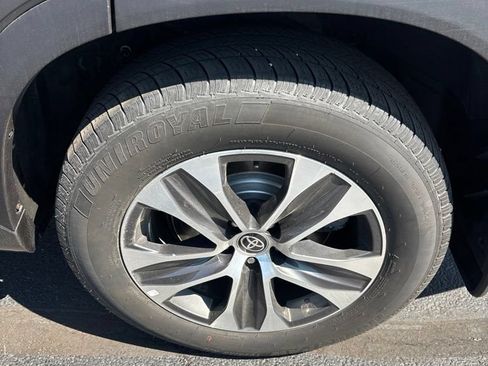 Used 2021 Toyota Highlander XLE AWD/4WD image 9