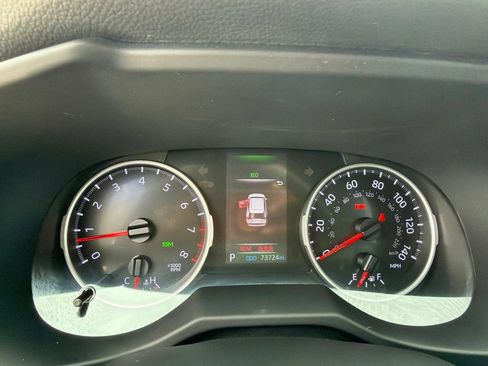Used 2021 Toyota RAV4 XLE w/ Convenience Package FWD image 22