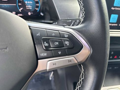 Used 2025 Volkswagen Atlas Cross Sport SE FWD image 32