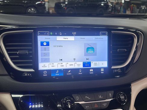 Used 2023 Chrysler Pacifica Touring-L image 20