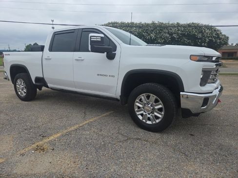 Used 2024 Chevrolet Silverado 2500 LT AWD/4WD image 14
