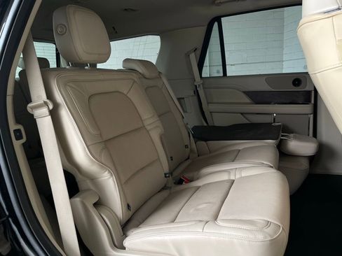 Used 2018 Lincoln Navigator Select w/ Technology Package image 27