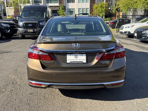 Used 2017 Honda Accord Touring image 9
