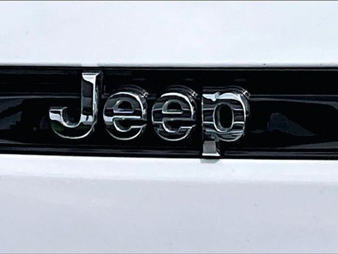 Certified 2023 Jeep Grand Cherokee Laredo AWD/4WD image 26