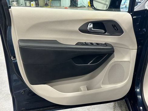 Used 2024 Chrysler Pacifica Touring-L FWD image 12