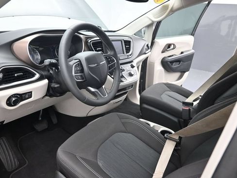 Used 2023 Chrysler Voyager LX FWD image 15