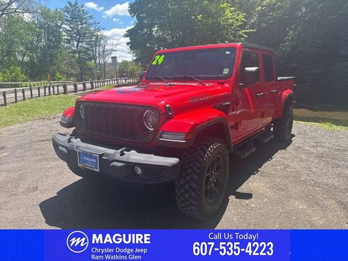 Used 2024 Jeep Gladiator Sport AWD/4WD image 3
