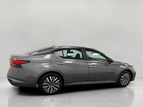 Used 2025 Nissan Altima 2.5 SV FWD image 2