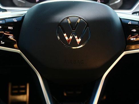 Used 2023 Volkswagen Tiguan SEL R-Line image 14