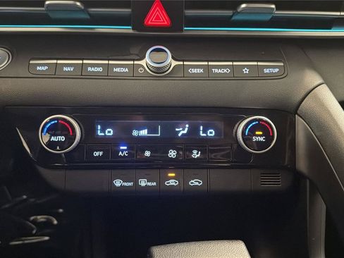 Certified 2024 Hyundai Elantra SEL FWD image 18