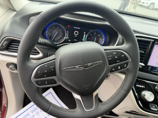 Used 2023 Chrysler Pacifica Touring-L FWD image 20