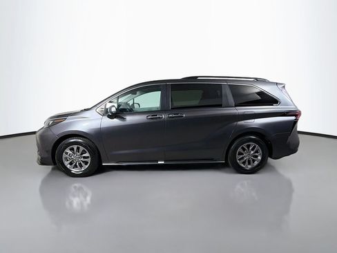 Used 2025 Toyota Sienna XLE FWD image 9