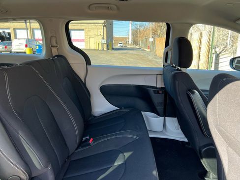 Used 2020 Chrysler Voyager L image 25