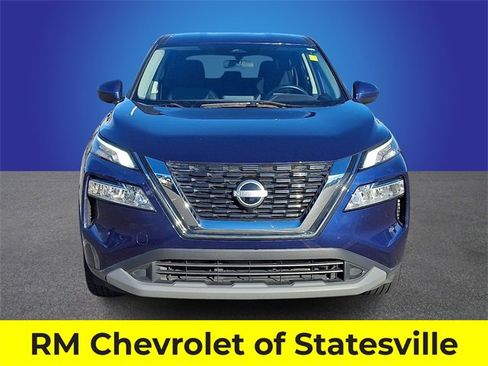 Used 2023 Nissan Rogue SV image 2