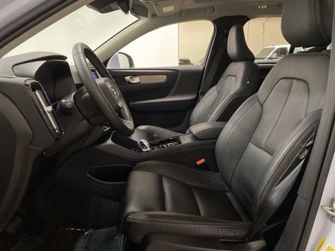 Used 2025 Volvo XC40 B5 Plus image 18