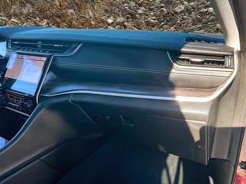 Used 2023 Jeep Grand Cherokee Limited image 14