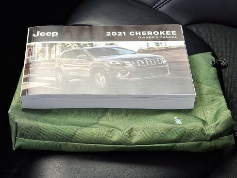 Certified 2021 Jeep Cherokee Latitude Plus w/ Sun & Sound Group image 27