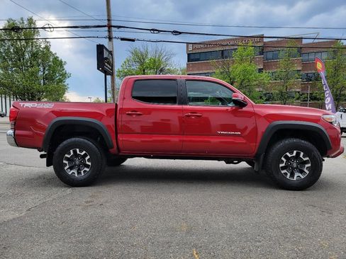 Used 2017 Toyota Tacoma TRD Off-Road AWD/4WD image 5
