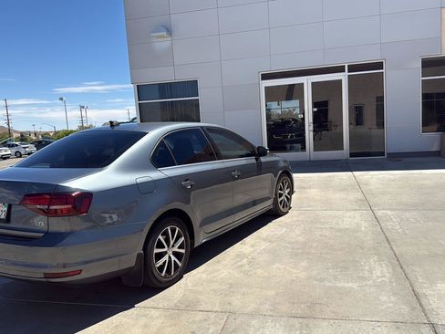 Used 2017 Volkswagen Jetta SE FWD image 8