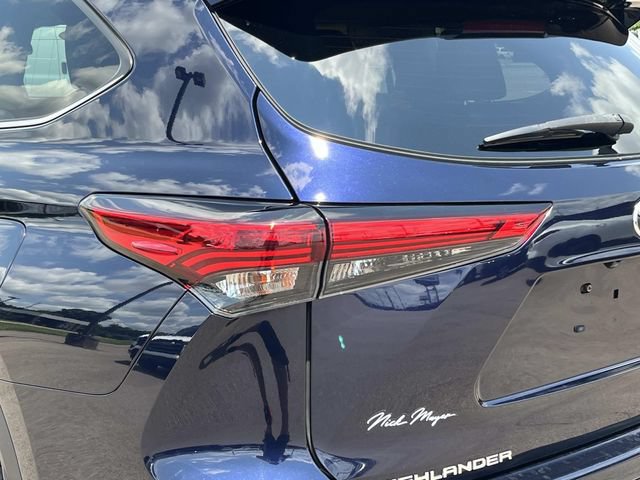 Used 2022 Toyota Highlander LE AWD/4WD image 13