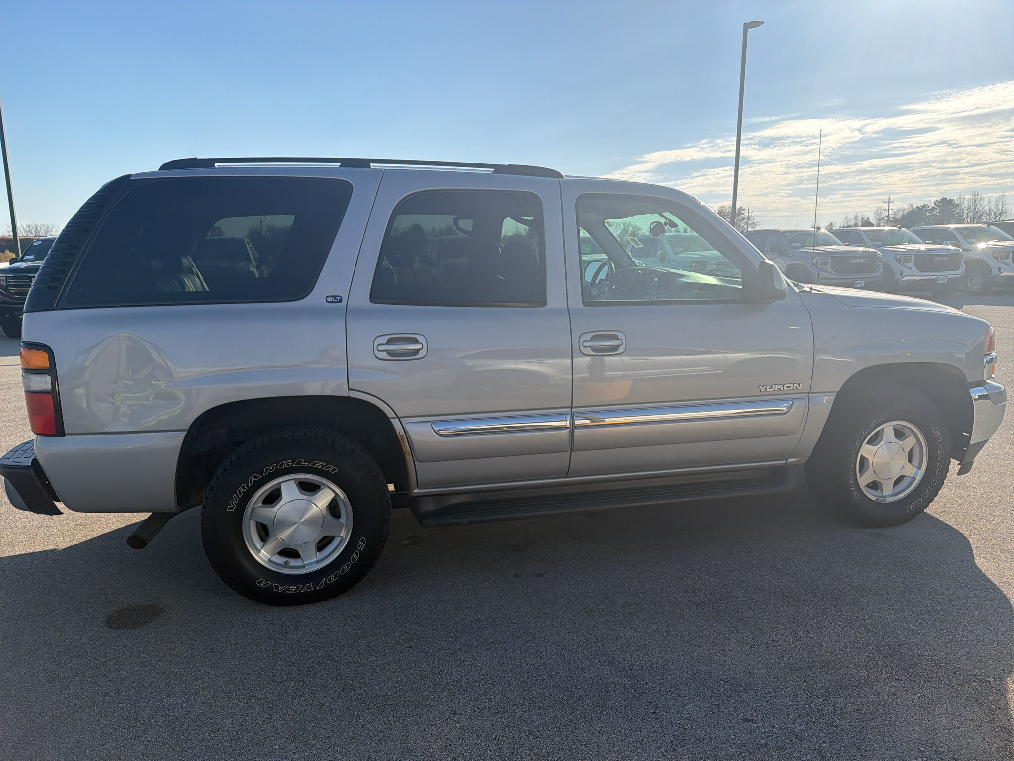 Used 2005 GMC Yukon SLT w/ SLT Preferred Equipment Group AWD/4WD image 10