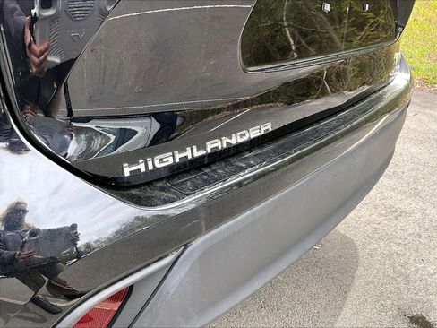 Used 2023 Toyota Highlander XLE AWD/4WD image 27