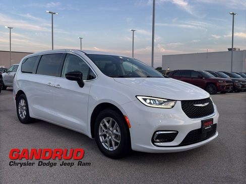 Used 2024 Chrysler Pacifica Touring-L FWD image 1