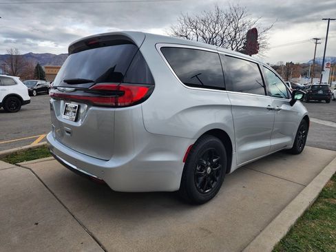 Used 2024 Chrysler Pacifica Touring-L image 5