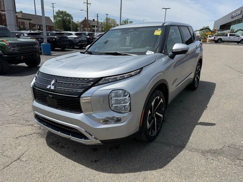 Used 2022 Mitsubishi Outlander SE AWD/4WD image 3