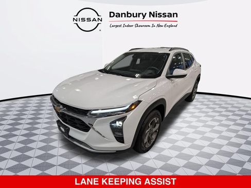 Used 2025 Chevrolet Trax LT w/ Driver Confidence Package FWD image 8