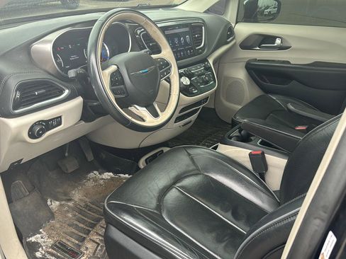 Used 2018 Chrysler Pacifica Limited FWD image 11