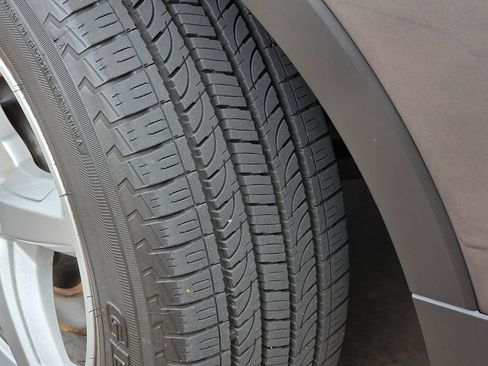 Used 2019 Ford Explorer XLT image 23