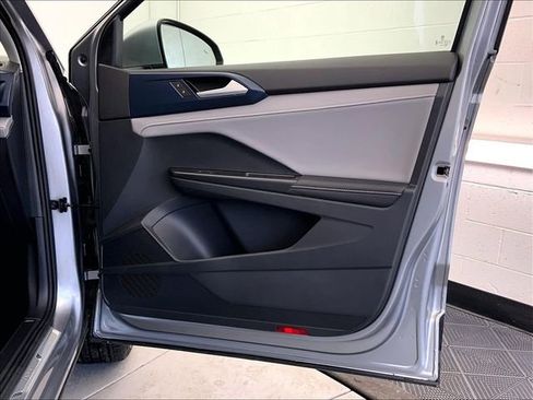 Certified 2024 Volkswagen Taos SE image 24