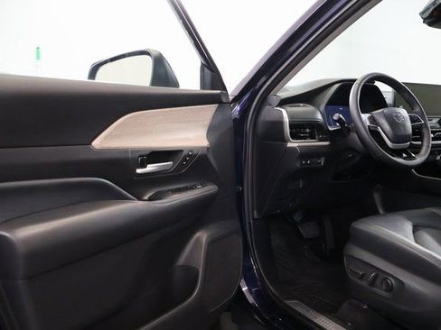 Certified 2024 Toyota Grand Highlander AWD image 9