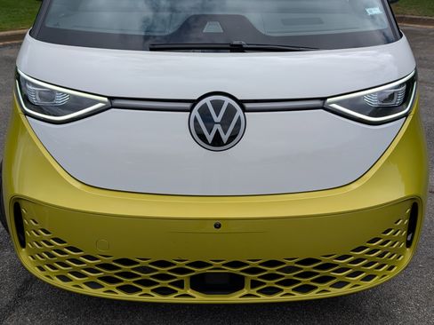 Used 2025 Volkswagen ID. Buzz Pro S Plus RWD image 12
